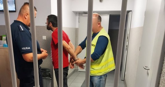 Policjanci zatrzymali dwóch mężczyzn, którzy w Tuszynie pobili 33-latka. Jeden z agresorów odgryzł mu części ucha. Podczas interwencji funkcjonariuszy padła propozycja 2,5 tys. złotych łapówki w zamian za "puszczenie wolno".    

