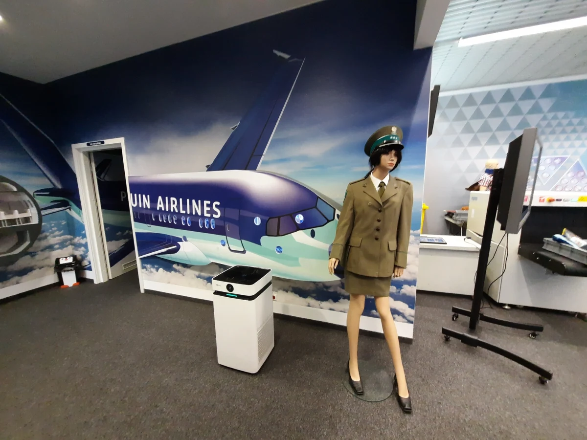 Przy Kraków Aiport w Balicach działa Centrum Edukacji Lotniczej. To miejsce, które imituje terminal lotniczy i pokład samolotu. Choć centrum jest przeznaczone głównie dla najmłodszych, także dorośli mogą dowiedzieć się tutaj, jak należy przygotować się do lotu i jak przezwyciężyć strach przed lataniem.