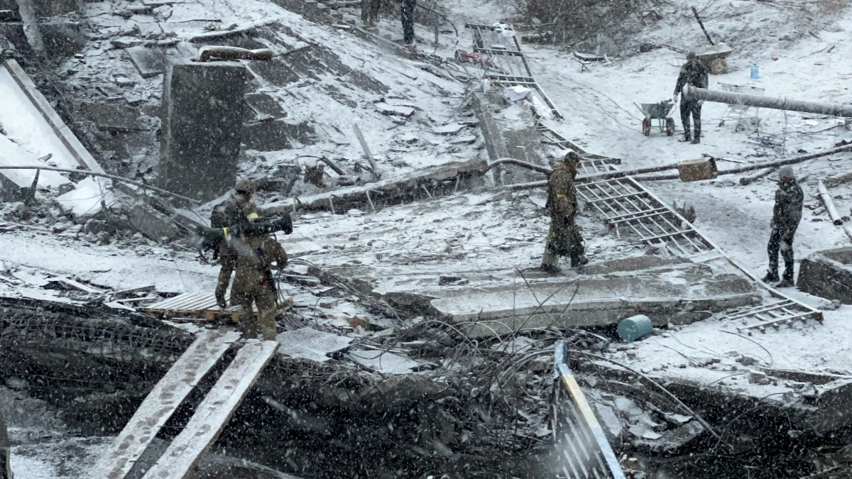 Tegoroczna zima będzie trudna, dlatego wszyscy powinni się do niej dobrze przygotować; proszę każdą rodzinę o zgromadzenie zapasu niezbędnych rzeczy, takich jak ciepła odzież, świece i latarki - zaapelował premier Ukrainy Denys Szmyhal.