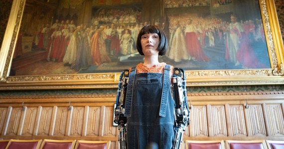 Po raz pierwszy w historii komisja brytyjskiego parlamentu wezwała na przesłuchanie... robota. Stworzony na Uniwersytecie w Oxfordzie humanoid zajmuje się tworzeniem sztuki, więc lordowie wypytywali go o to, czy sztuczna inteligencja może pozbawić pracy artystów. 