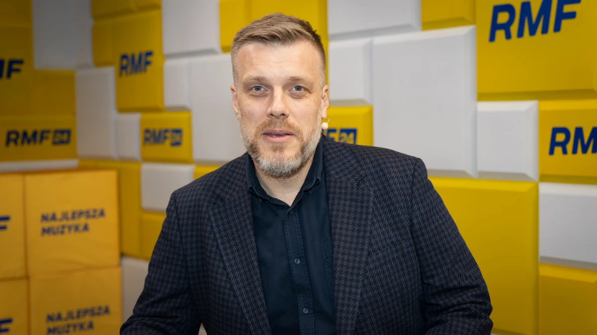 "Pierwsza rzecz z brzegu to ochrona nieba. Wiadomo, że nie tylko my mamy ten problem, są też inne kraje europejskie, z którymi też dobrze by się było dogadać na wspólne inwestycje w tym zakresie" – mówił w Popołudniowej rozmowie w RMF FM Adrian Zandberg, poseł Lewicy i lider partii Razem, pytany o to, co zrobić, żeby zwiększyć bezpieczeństwo Polski. Jak dodawał, Rosja utknęła na Ukrainie i to Polsce daje horyzont czasu, żeby się zabezpieczyć się przed ewentualnym atakiem. 