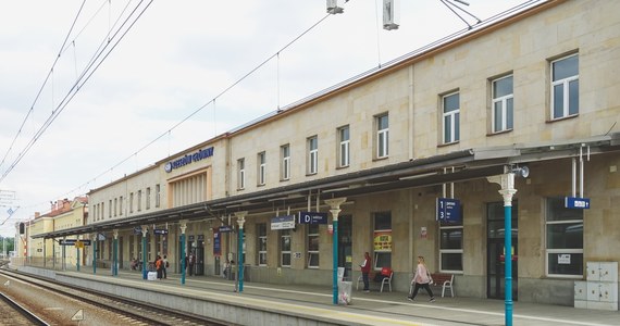 W najbliższy poniedziałek nastąpi zmiana rozkładu jazdy pociągów linii 106 relacji Rzeszów - Strzyżów - Jasło. Dodatkowo, dla 2 pociągów zostanie wprowadzona komunikacja zastępcza.