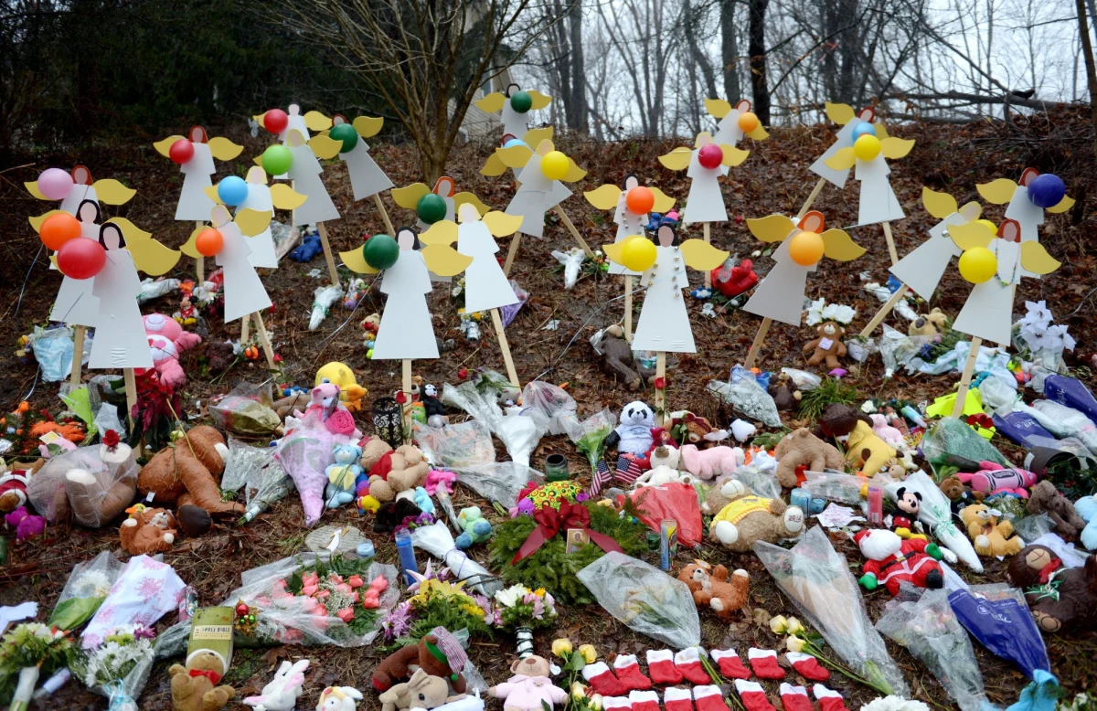 Propagator teorii spiskowych Alex Jones musi zapłacić łącznie 965 mln dolarów rodzinom ofiar masakry w szkole Sandy Hook w Newtown - zdecydowali ławnicy w sądzie w stanie Connecticut. Jones twierdził, że strzelanina była mistyfikacją, a rodzice zamordowanych dzieci aktorami.