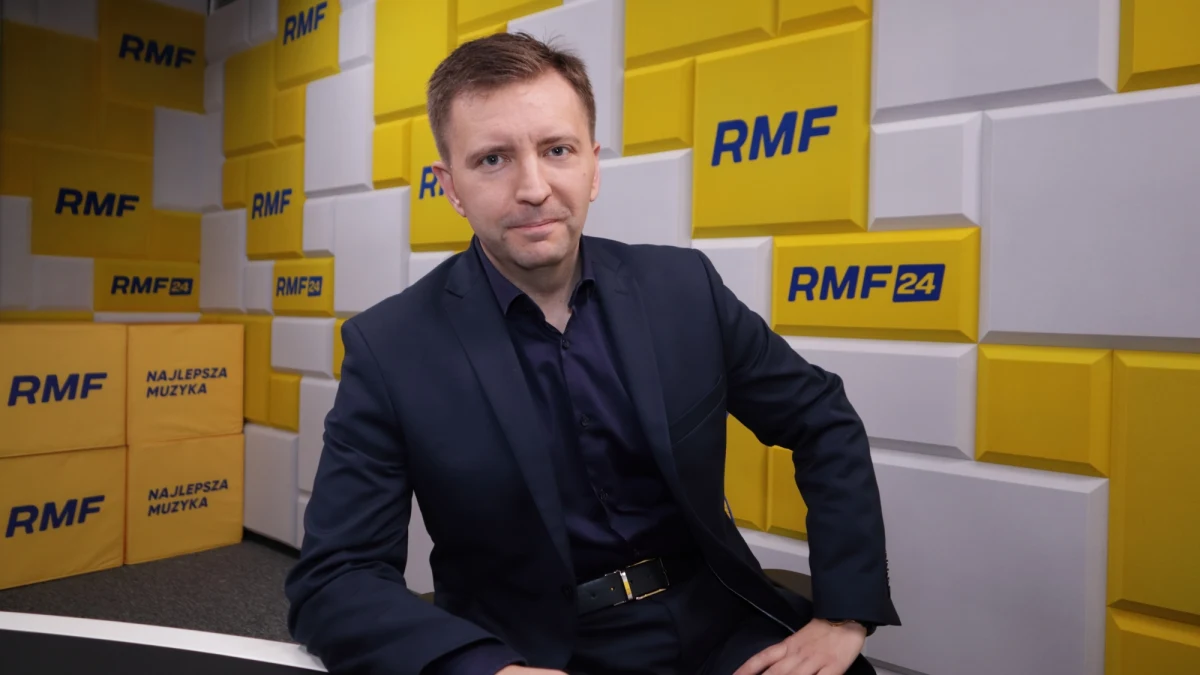 "Ma wiele bardzo dobrych cech, które mogą pomóc w pracy, którą podejmuje" - mówił w Porannej rozmowie w RMF FM Łukasz Schreiber - szef Komitetu Stałego Rady Ministrów - pytany o zalety nowego szefa KPRM Marka Kuchcińskiego. "Jest osobą, która szuka porozumienia, dialogu. Ma dobre relacje zarówno z kierownictwem rządu, jak i z kierownictwem większości parlamentarnej" - dodał. 