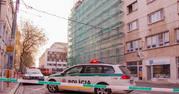 Słowacka policja znalazła ciało napastnika, który wczoraj wieczorem w centrum Bratysławy zastrzelił dwie osoby, a trzecią ranił. Obława na uzbrojonego mężczyznę trwała przez całą noc. 