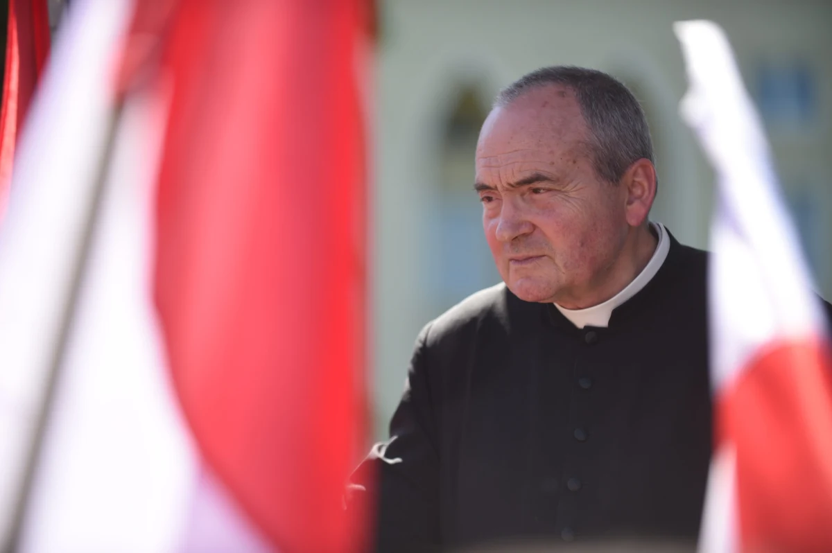 Brat ks. Stanisława Małkowskiego dementuje informacje o jego rzekomej śmierci. Media i polityków prosimy o wycofanie informacji oraz w przyszłości weryfikację źródeł – napisał w czwartek na Twitterze rzecznik archidiecezji warszawskiej ks. Przemysław Śliwiński.