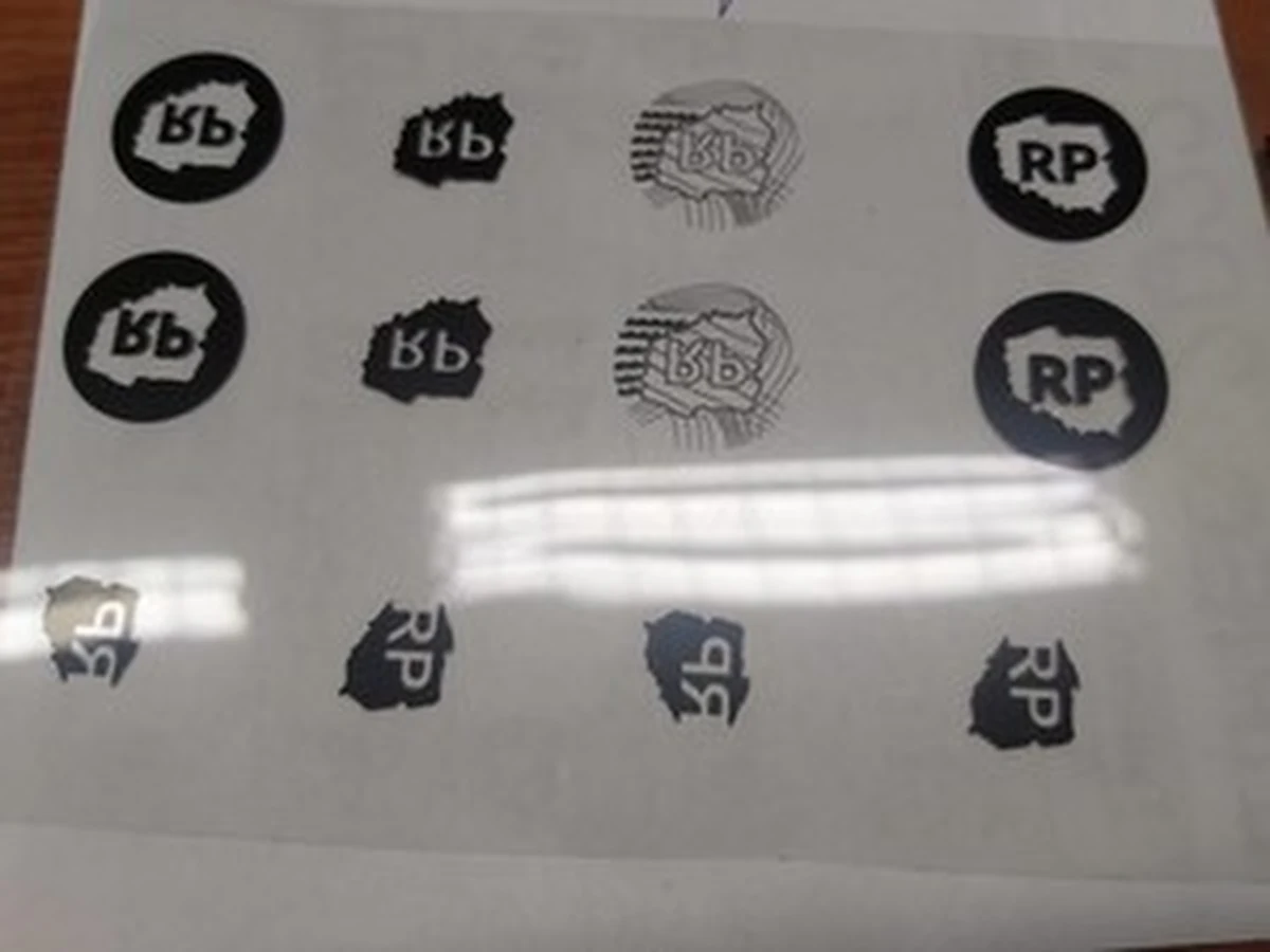 Za wyłudzenie ponad miliona złotych z  tytułu odszkodowań, oszustwa, kradzieże i  fałszowanie dokumentów odpowie czterech mężczyzn zatrzymanych przez policjantów z Katowic. Funkcjonariusze zlikwidowali w Sosnowcu punkt, w którym podrabiane były dokumenty.

