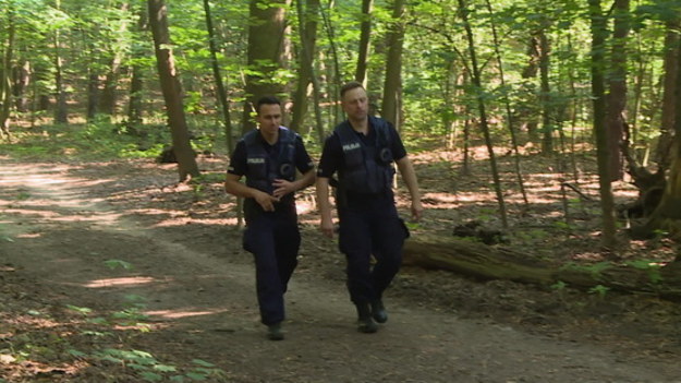 Patrol siódmy w składzie Miłosz Bachleda i Szymon Zieliński wybuchowo rozpoczyna swoją służbę. W lesie ratują detektorystę, który utknął na niewypale. Już po tej akcji okazuje się, że mężczyzna znalazł w lesie również bransoletkę należącą do zaginionej niedawno kobiety. Chwilę później policjanci dokonują makabrycznego odkrycia – to ciało zaginionej. Do zabójstwa kobiety przyznaje się mąż zamordowanej, jednak policjanci instynktownie czują, że mężczyzna wziął na siebie cudzą winęNa komendzie Szymona odwiedza jeden z jego podopiecznych z ośrodka. Raca zaprasza dawnego opiekuna do restauracji, w której obecnie pracuje. Szymon chętnie przyjmuje zaproszenie, ale na miejscu spotka go niespodzianka…