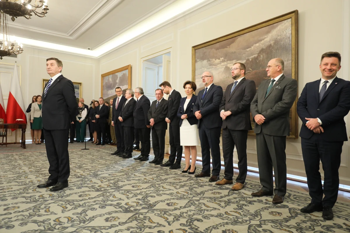 Gabinet Mateusza Morawieckiego znów liczy powyżej setki członków. Poza premierem, po powołaniu następcy Konrada Szymańskiego samych konstytucyjnych ministrów będzie 24, ale zaledwie 16 z nich kieruje ministerstwami. Pozostałych 8 ministrów to ministrowie bez teki. Jeszcze nigdy nie było ich tak wielu.