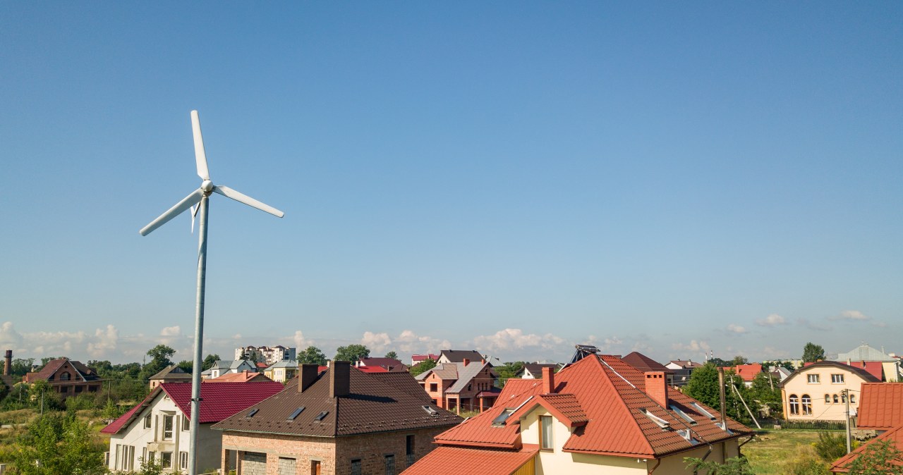 Fotowoltaika czy turbina wiatrowa. Co się bardziej opłaca w domu?