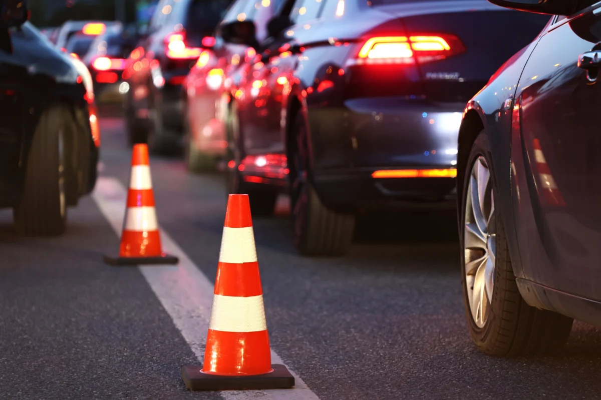 Zapowiadane od dzisiejszego popołudnia utrudnienia na obwodnicy Trójmiasta, przesunięte na weekend. Dopiero w piątek późnym popołudniem przejazd przez modernizowany węzeł Wielki Kack zostanie zwężony do jednego pasa ruchu w obu kierunkach. To skutek dzisiejszego, porannego paraliżu w Trójmieście.

