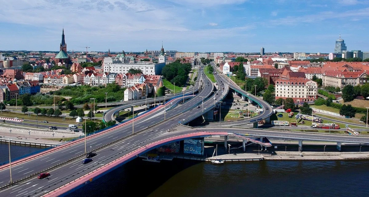 W najbliższy weekend mieszkańców Szczecina czekają kolejne zmiany w organizacji ruchu na placu Zwycięstwa. Wykonawca podejmie kolejną próbę wykonania rozjazdów nakładkowych, w związku z czym w niedzielę do godziny 12:00 wstrzymany zostanie ruch tramwajowy na odcinkach Gumieńce - pl. Zwycięstwa i Bohaterów Warszawy - pl. Zwycięstwa. Po godz. 12:00 ruch zostanie wznowiony po jednym torze w obu kierunkach.