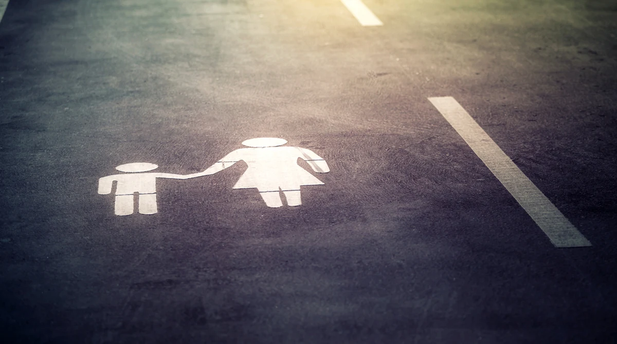 Chwila nieuwagi zadecydowała, że 3-letnie dziecko wyszło z domu i błąkało się bez butów po bardzo ruchliwym skrzyżowaniu w Piszu w województwie warmińsko-mazurskim. Malcowi pomogli przechodnie i kierowcy, którzy się nim zaopiekowali i wezwali policję. Jak się okazało, ojciec zszedł na chwilę do piwnicy, by rozpalić w piecu.