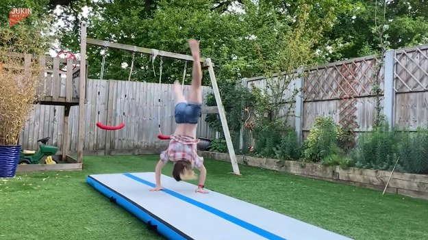 Zwykła zabawa w ogródku może przerodzić się w prawdziwy pokaz akrobatycznych umiejętności. Zobaczcie, co potrafi ta dziewczynka. 