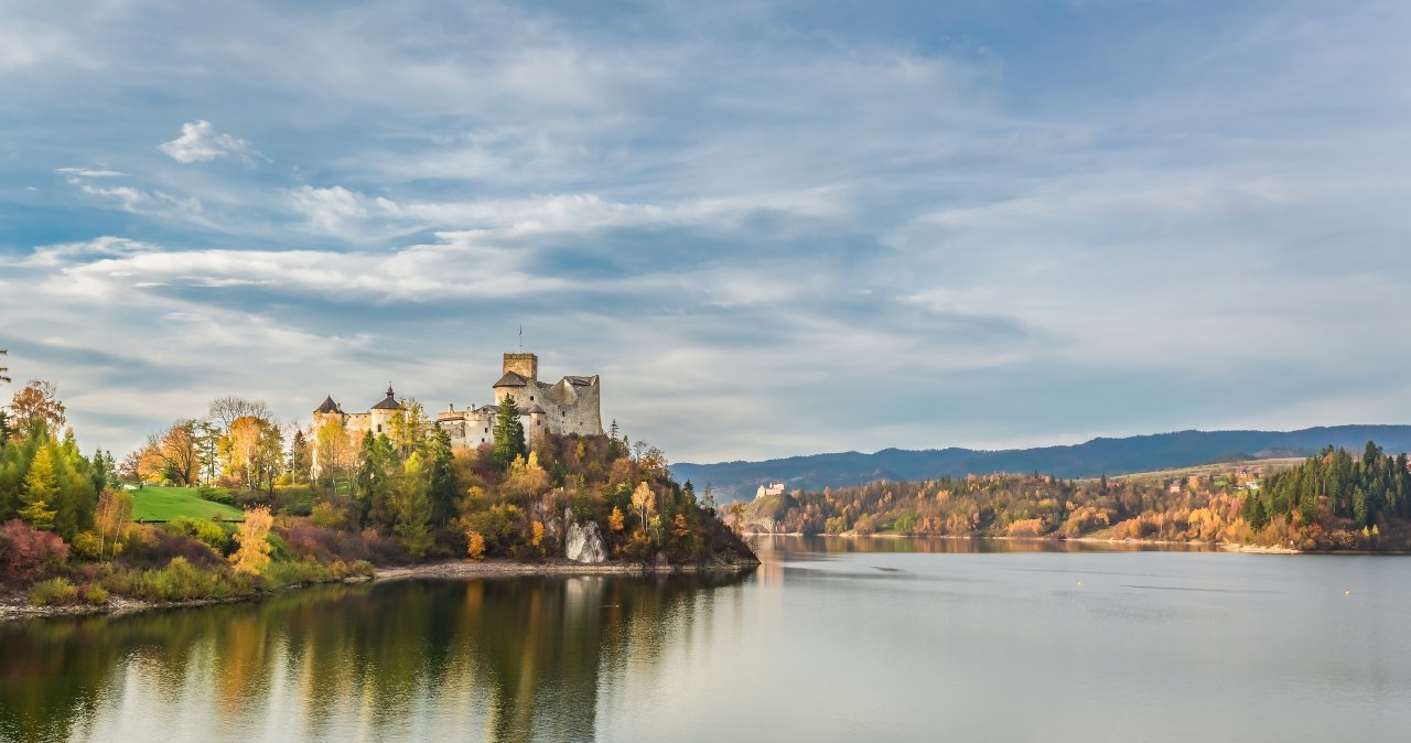 Te ruiny zamku warto odwiedzić jesienią. W okolicy "polskie jezioro Garda" i widok na Pieniny