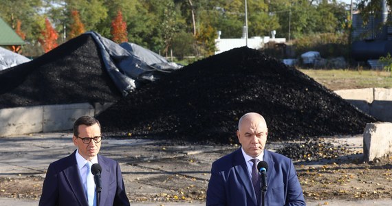 Jeszcze dzisiaj Rada Ministrów rozpatrzy projekt ustawy wprowadzającej gwarantowaną cenę nabycia węgla przez gminę na poziomie maksymalnie 1,5 tys. zł za tonę – przekazał minister aktywów państwowych Jacek Sasin. Poinformował też, że rząd chce zaangażować w dystrybucję surowca 1120 samorządów.