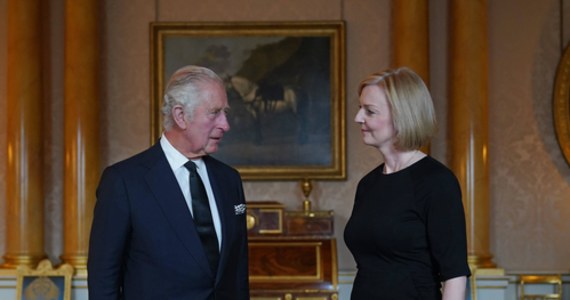 Karol III przyjął w Pałacu Buckingham Liz Truss. To pierwsze cotygodniowe spotkanie króla z premierem Wielkiej Brytanii organizowane w celu omówienia spraw rządowych. Do mediów społecznościowych trafił film z powitania poprzedzającego audiencję. Internauci szeroko komentują reakcję głowy państwa na pojawienie się szefowej rządu i określają ją "mało entuzjastyczną".