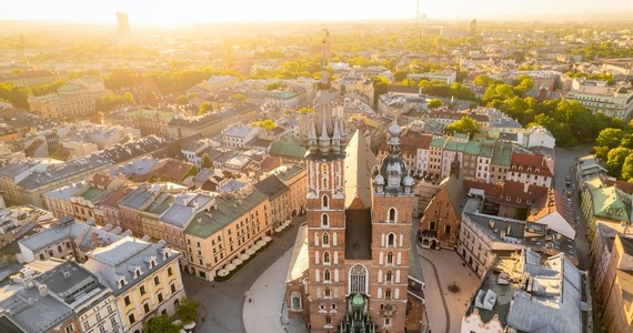 27 tys. zł będzie musiał zapłacić właściciel reklamy umieszczonej na jednym z budynków przy ul. Zwierzynieckiej 22 w Krakowie. Został on ukarany za naruszenie uchwały krajobrazowej przez władze miasta i odwołał się do Samorządowego Kolegium Odwoławczego. SKO podtrzymało jednak decyzję krakowskiego urzędu.