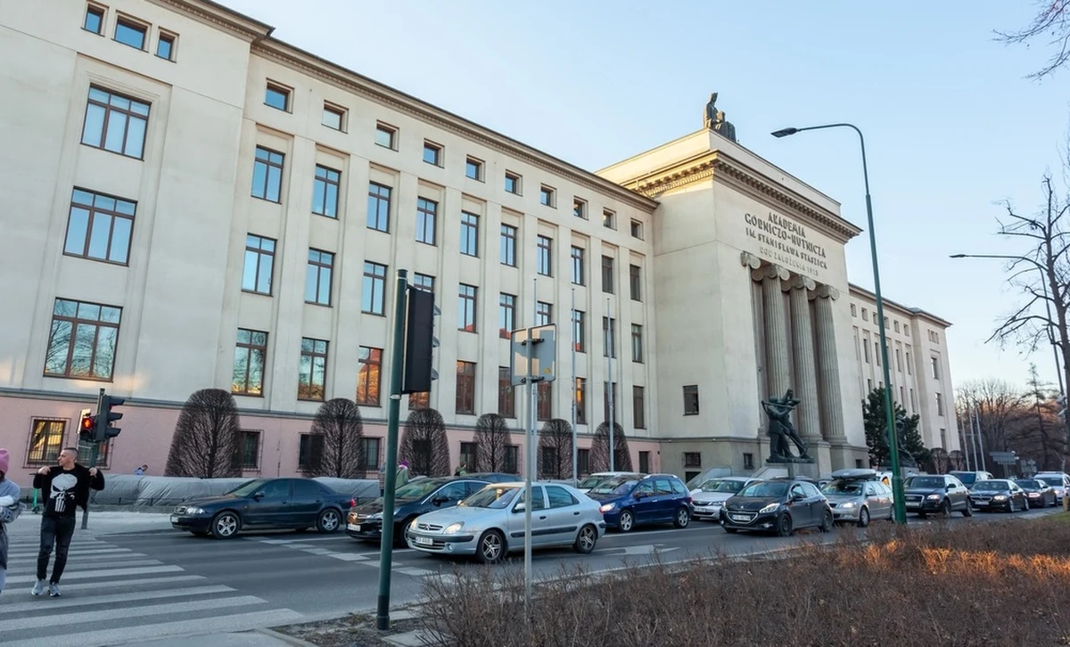 Krakowska Akademia Górniczo-Hutnicza zainstalowała na terenie kampusu 30 zbiorników retencyjnych o pojemności od 2,5 tys. do 5 tys. litrów. Woda zbierana w ten sposób może uchronić kanalizację przed jej nadmiernym i gwałtowanym wypełnieniem, co przełoży się na ochronę budynków przed wodą wdzierającą się wcześniej do niektórych pomieszczeń.