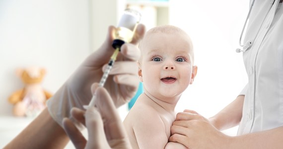 Dopiero w pierwszej połowie przyszłego tygodnia Europejska Agencja Leków wyda decyzję w sprawie szczepionki przeciwko Covid-19 dla dzieci, które skończyły sześć miesięcy. Pierwotnie rekomendacja miała być wydana dzisiaj po południu. Powód zmiany to kwestie formalne.