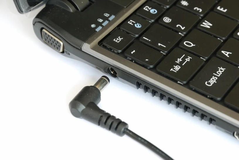 Tak psujemy baterię w laptopie. Częsty błąd przy ładowaniu