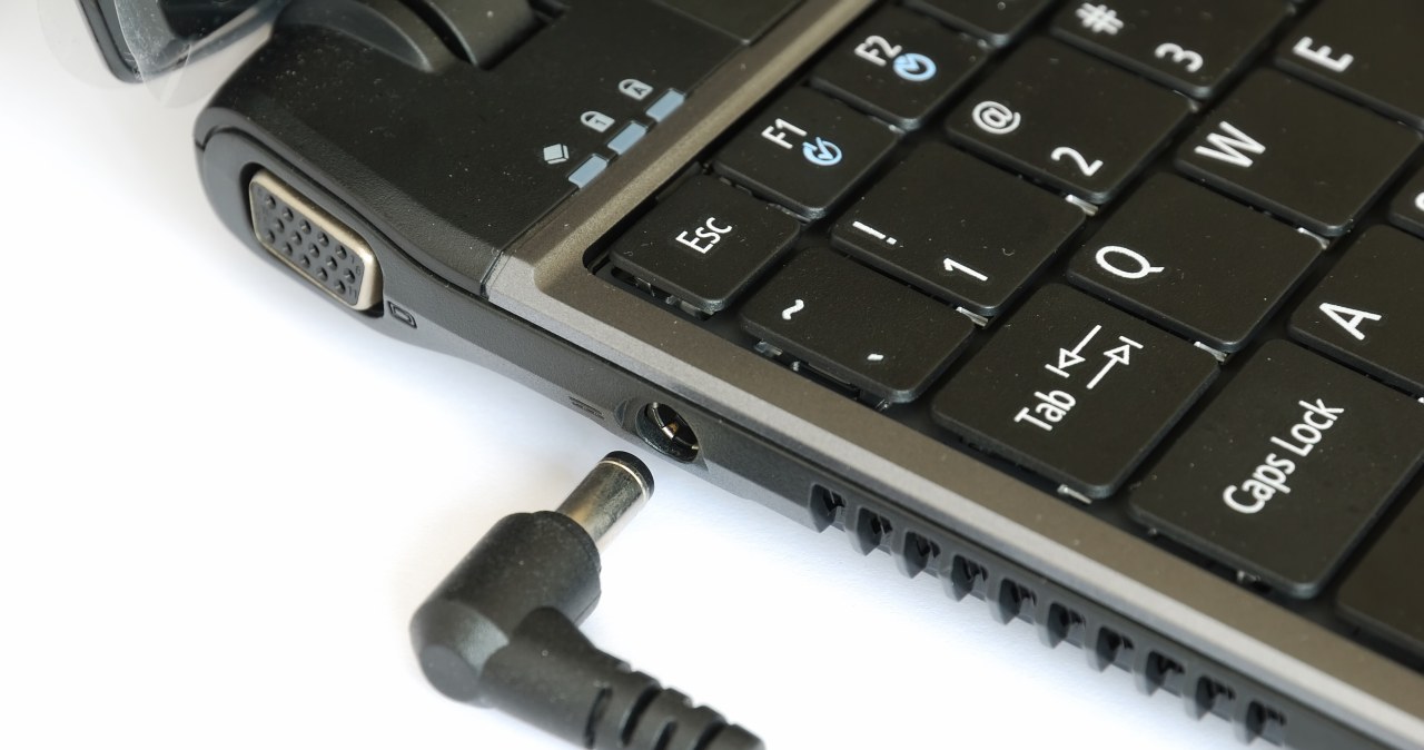 Tak psujemy baterię w laptopie. Częsty błąd przy ładowaniu