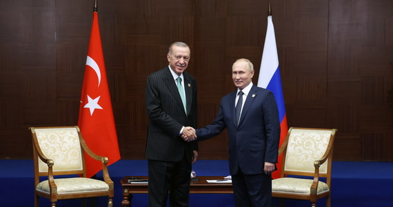 Chcemy wzmocnić eksport rosyjskiego zboża i nawozów przez Turcję do mniej rozwiniętych krajów - powiedział prezydent Turcji Recep Tayyip Erdogan, który rozmawiał w Astanie z prezydentem Rosji Władimirem Putinem.
