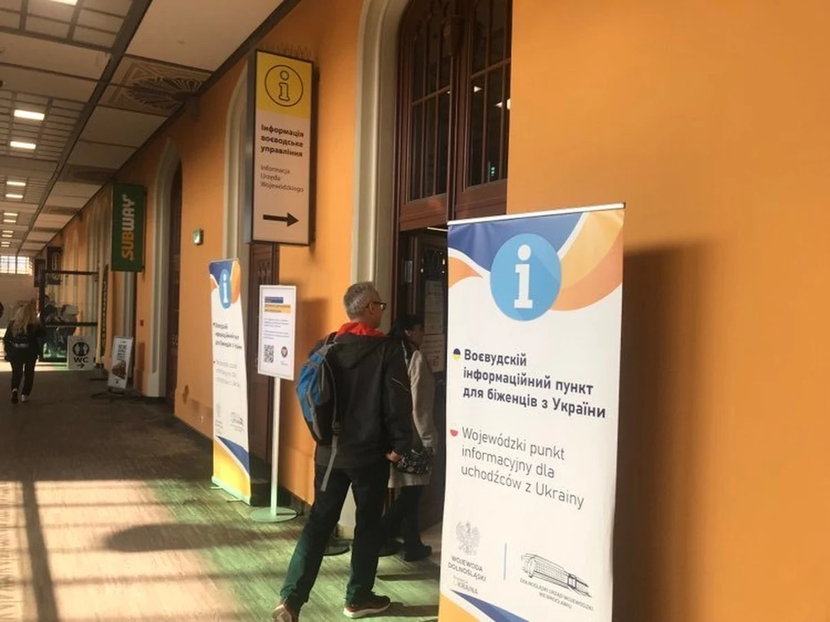 Wolontariusze z punktu pomocy dla Ukraińców na dworcu głównym PKP we Wrocławiu apelują o przekazywanie darów. W magazynie coraz mniej produktów, bo w ostatnich dniach przyjeżdża i szuka pomocy coraz więcej osób.