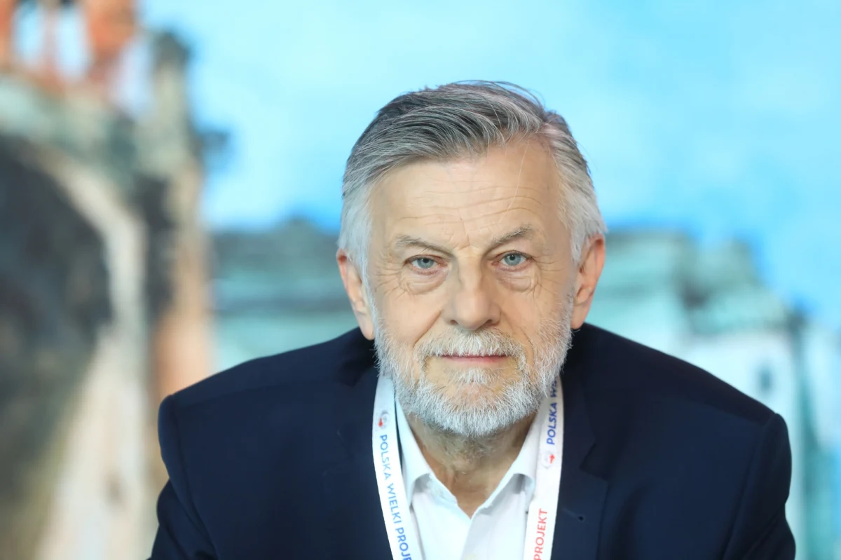 W czwartek w Sądzie Okręgowym w Warszawie zapadł wyrok w procesie cywilnym przeciwko doradcy prezydenta RP. Sąd nakazał Andrzejowi Zybertowiczowi opublikowanie przeprosin za słowa, które padły podczas debaty oksfordzkiej. Zdaniem sądu, przeprosiny są potrzebne do usunięcia skutków naruszenia dóbr osobistych 37 powodów. Wyrok jest nieprawomocny.