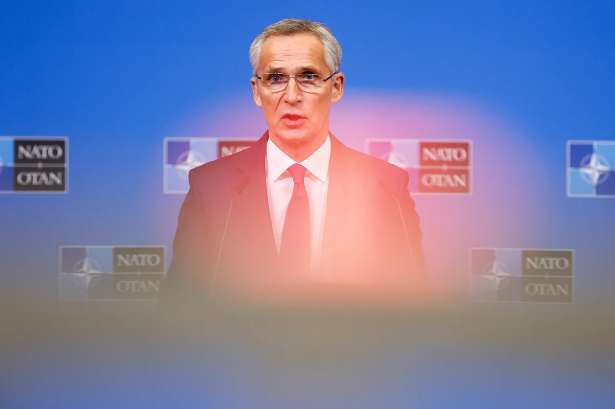 "NATO nie jest stroną konfliktu, ale będziemy nadal wspierać Ukrainę tak długo, jak będzie trzeba" - powiedział sekretarz generalny Sojuszu Jens Stoltenberg na konferencji prasowej w Brukseli po zakończeniu posiedzenia ministrów obrony krajów członkowskich. Dodał, że jeśli Rosja użyje broni atomowej na Ukrainie, "konsekwencje będą bardzo poważne".