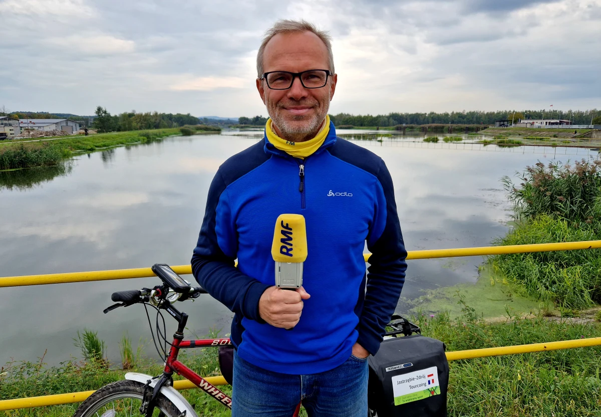 Piotr Ufnal - na co dzień wykładowca akademicki w Krakowie, były dziennikarz i pracownik francuskiej agencji informacyjnej, jednocześnie podróżnik, nauczyciel języka francuskiego, wielbiciel gór i zapalony rowerzysta. Niedawno kupił mieszkanie w Jastrzębiu-Zdroju i - jak mówi - to tam właśnie po przejściu na emeryturę chce spędzić resztę życia. Nic dziwnego, że kiedy dowiedział się o 25. rocznicy podpisania umowy o partnerstwie między swoim ukochanym Jastrzębiem-Zdrojem a francuskim Tourcoing, bez większego wahania wsiadł na rower i przejeżdżając Czechy-Niemcy-Francję-Belgię i znowu Niemcy przez 47 dni w sierpniu i wrześniu br. pokonał 4 106 km, by uczcić tę ważną dla miasta rocznicę. 