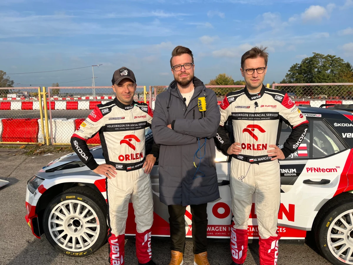 Polska załoga rajdowa Miko Marczyk i Szymon Gospodarczyk wraca na rajdowe trasy po ponad dwumiesięcznej przerwie! Panowie szykują się do startu w Rajdzie Katalonii. Ostatnio ich zmagania mogliśmy obserwować na Rajdzie Finlandii, gdzie stanęli na najniższym stopniu podium w kategorii WRC2 Junior i zajęli szóste miejsce w kategorii WRC2 Open. Tam jednak rywalizowali na szutrach. Teraz przyjdzie czas na asfalt!