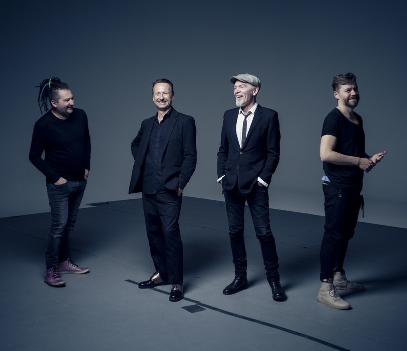 Najnowsze wydawnictwo zespołu, zatytułowane po prostu "Premiera" trafi do sprzedaży 28 października. Na płycie znajdzie się 11 autorskich utworów, w tym znane już publiczności single "Bezruch" oraz "Łajba".