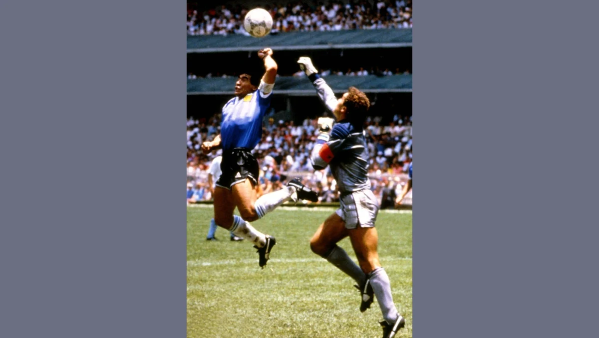 Piłka, którą w mistrzostwach świata w 1986 roku Argentyńczyk Diego Maradona zdobył dwie spośród najsłynniejszych bramek w historii futbolu, trafi na aukcję. Jej wartość wycenia się na minimum dwa i pół miliona funtów (ok. 14 mln zł).