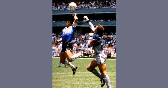 Piłka, którą w mistrzostwach świata w 1986 roku Argentyńczyk Diego Maradona zdobył dwie spośród najsłynniejszych bramek w historii futbolu, trafi na aukcję. Jej wartość wycenia się na minimum dwa i pół miliona funtów (ok. 14 mln zł).