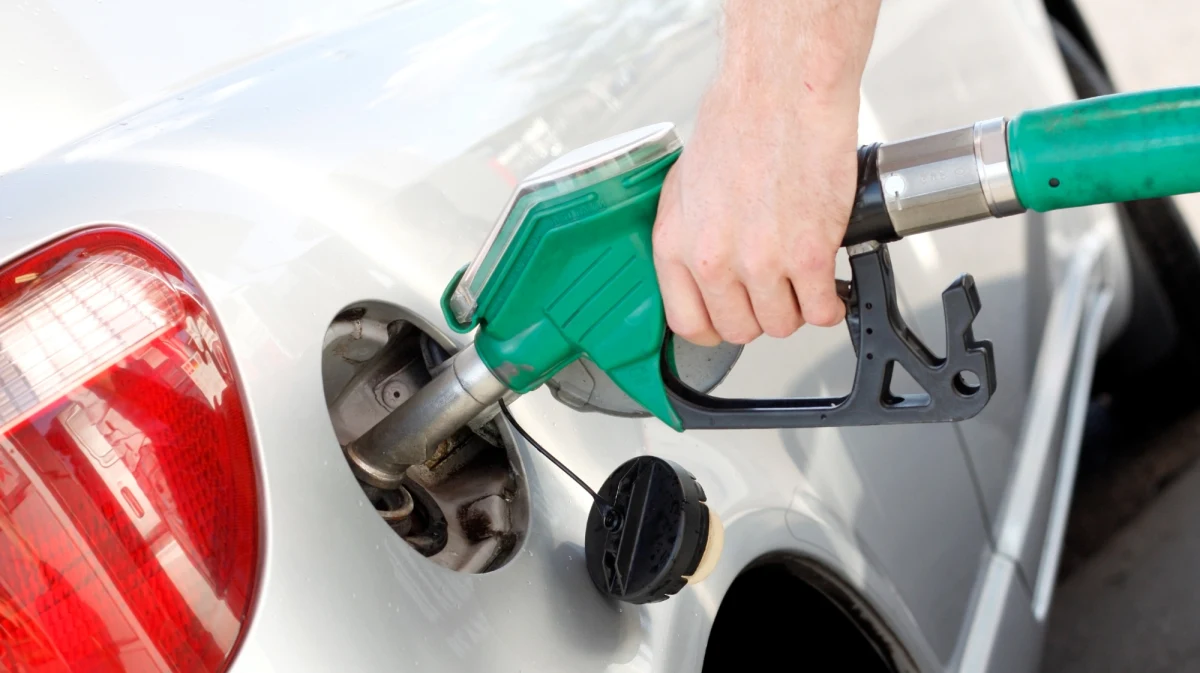 Ponad 70 groszy na litrze w ciągu tygodnia podrożał diesel. Za benzynę trzeba zapłacić 40 groszy więcej. Skokowy wzrost cen na stacjach paliw spowodowała niepewność rynków wywołana decyzją OPEC+ o zmniejszeniu wydobycia ropy od listopada. Przez to wrze w relacjach USA - Arabia Saudyjska, a u nas jest drożej.