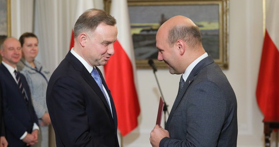 Prezydent Andrzej Duda powołał w czwartek dotychczasowego wiceszefa MSZ Szymona Szynkowskiego vel Sęka w skład rządu na urząd ministra ds. Unii Europejskiej. Zastąpi on na tej funkcji odwołanego w środę Konrada Szymańskiego.