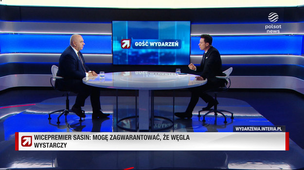 Wicepremier i minister aktywów państwowych Jacek Sasin przyznał, że "węgiel, który jest importowany i trafia dzisiaj do Polski jest o wiele droższy niż węgiel rosyjski".On dzisiaj średnio kosztuje ok. 2,6 tys. zł za tonę. To jest bardzo dużo, nawet uwzględniając dodatek węglowy - powiedział.- W związku z tym teraz wprowadziliśmy nowe rozwiązania - kolejny tysiąc złotych będzie dopłacany do każdej tony węgla, który będzie dystrybuowany przez samorządy, według zasad opisanych w specjalnej ustawie - wyjaśnił w programie "Gość Wydarzeń" na antenie Polsat News.Nawiązał w ten sposób do zapowiedzi że samorządy będą kupować węgiel po 1500 zł brutto za tonę (różnicę pokryje rząd), a następnie odsprzedawać go mieszkańcom za maksymalnie 2000 zł po uwzględnieniu własnych kosztów.Pytany przez prowadzącego program Piotra Witwickiego o jakość tego sprowadzanego węgla, odpowiedział, że jest on "bardzo dobrej jakości".- Wbrew temu, co próbowano nam zarzucać, my nie sprowadzamy jakiegoś błota, bezwartościowego węgla - zapewnił.- Spółki, które ten węgiel sprowadzają, najpierw badają go tam na miejscu, kiedy jest on ładowany, później już tutaj w Polsce pobierane są próbki na wartość energetyczną tego węgla i jest to badane przez wyspecjalizowane laboratoria - wyjaśnił.