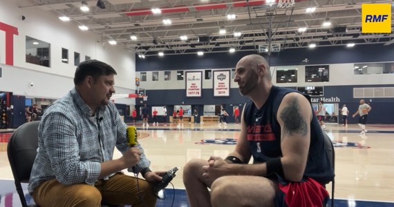 "Ważne jest to, żeby grał, grał, grał, uczył się, trenował i praktycznie spał na sali. To jest najważniejsze" - powiedział Marcin Gortat, zapytany o radę dla Jeremiego Sochana, który zaczyna swoją karierę w NBA. Marcin Gortat natomiast, były zawodnik koszykarskiej ligi, wrócił po kilku latach do Waszyngtonu i trenuje zawodników drużyny ze stolicy USA. Halę treningową zespołu Washington Wizards odwiedził nasz amerykański korespondent Paweł Żuchowski.