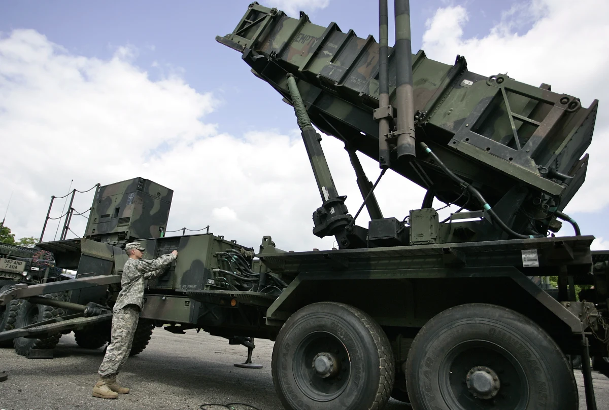 15 państw na czele z Niemcami podpisało w Kwaterze Głównej NATO list intencyjny w sprawie budowy europejskiej tarczy antyrakietowej. Wśród nich są wszystkie kraje Grupy Wyszehradzkiej z wyjątkiem Polski. Sprawę skomentował polski minister obrony narodowej Mariusz Błaszczak.