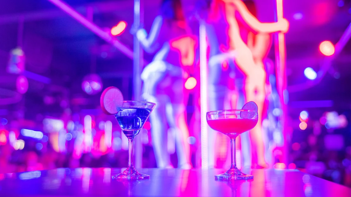 Policjanci z CBŚP zatrzymali 8 osób, które brały udział w okradaniu klientów nocnych klubów, wcześniej doprowadzając poszkodowanych do nieprzytomności. Śledztwo dolnośląskiego wydziału Prokuratury Krajowej dotyczy przestępstw dokonywanych w sieci klubów go-go znanych w przeszłości pod nazwą Cocomo. 