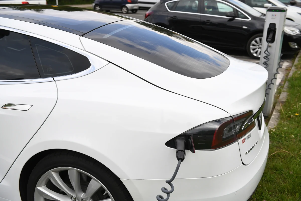 Polska ma jedną z najsłabiej rozwiniętych sieci ładowania samochodów elektrycznych w Europie - informuje "Rzeczpospolita", powołując się na dane Europejskiego Stowarzyszenia Producentów Pojazdów ACEA.