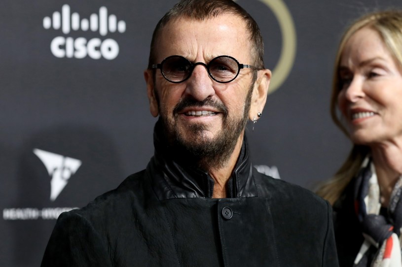 Zaledwie kilka godzin przed zaplanowanym przystankiem trasy Ringo Starra w sobotę wieczorem w Michigan's Four Winds Casino w New Buffalo, były Beatles ogłosił, że z przyczyn zdrowotnych nie będzie mógł wystąpić. Teraz wiadomo już, że przyczyną odwołania jest zakażenie koronawirusem.