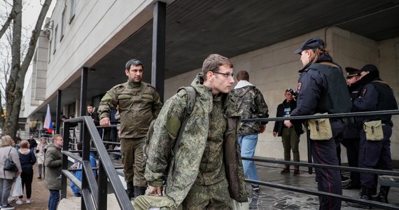 Amerykański Instytut Studiów nad Wojną (ISW) w najnowszej analizie zwraca uwagę na pogarszające się morale wśród nowo zmobilizowanych oddziałów rosyjskiej armii. Nawiązuje również do pojawiających się doniesień, że niektóre jednostki otrzymały rozkaz czasowego wstrzymania działań ofensywnych.