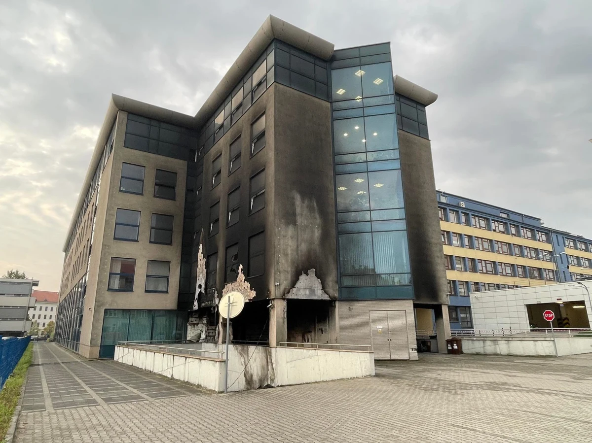 Odwołano dzisiejsze zajęcia w Centrum Dydaktyczno-Naukowym Uniwersytetu Przyrodniczego we Wrocławiu. To efekt wczorajszego, wieczornego pożaru. Najpierw zapaliły się kontenery na śmieci, a potem ogień objął część elewacji budynku. Straty są spore.