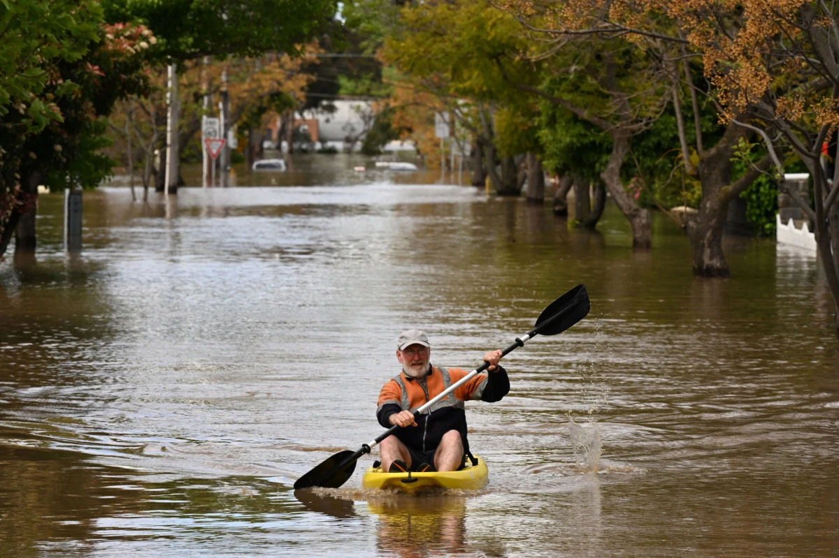 Tysiące mieszkańców południowego wschodu Australii zostało wezwanych do ewakuacji z powodu gwałtownych powodzi. Nadeszły one w wyniku padających nieustannie przez dwa dni ulewnych deszczów. W stanie Nowa Południowa Walia zginęło dwóch mężczyzn - podały lokalne władze.