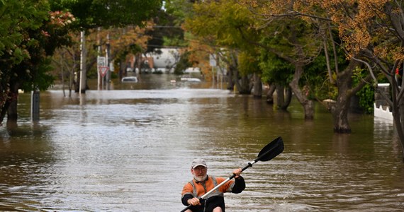 Tysiące mieszkańców południowego wschodu Australii zostało wezwanych do ewakuacji z powodu gwałtownych powodzi. Nadeszły one w wyniku padających nieustannie przez dwa dni ulewnych deszczów. W stanie Nowa Południowa Walia zginęło dwóch mężczyzn - podały lokalne władze.