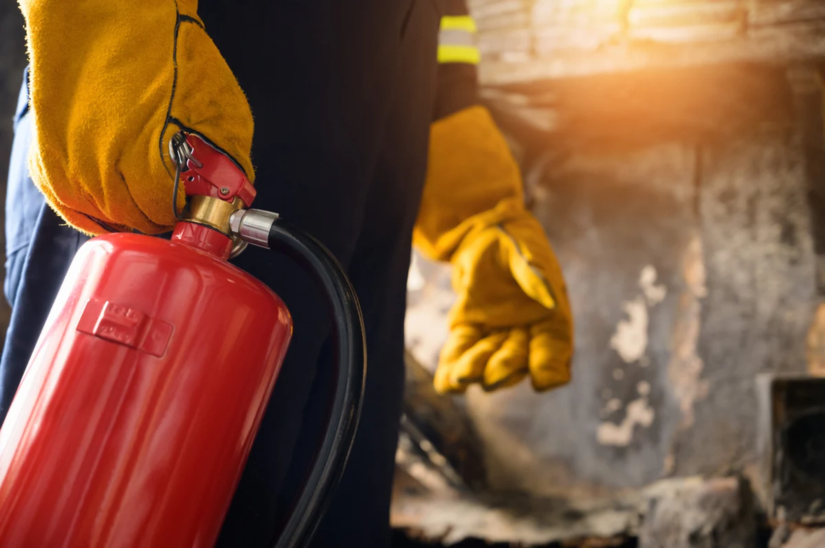 Prawie 50 osób ewakuowano w nocy z budynku wielorodzinnego przy ul. Garibaldiego w Częstochowie. W pomieszczeniach piwnicy doszło do pożaru. Dwoje dzieci zostało przewiezionych na obserwację do szpitala – podała straż pożarna.