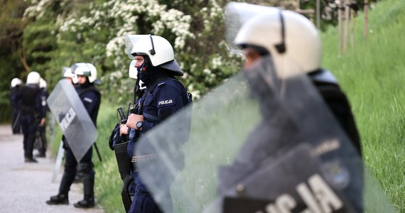 Prokuratura zajęła się sprawą zbiorowej bójki policjantów podczas szkoleń oddziałów prewencji na warszawskim stadionie Polonii - dowiedział się reporter RMF FM. Poszkodowana została jedna z funkcjonariuszek, która była pozorantką podczas szkolenia działań wobec pseudokibiców. Złamaną rękę ma też napastnik, który ją zaatakował. 