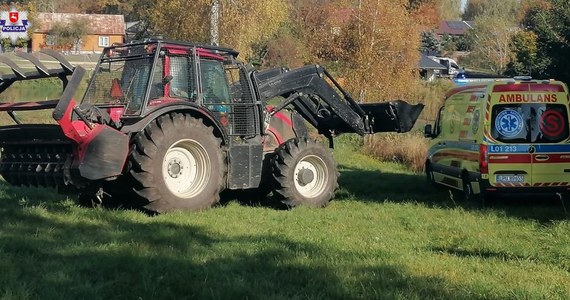 W Zarytem na Lubelszczyźnie podczas wycinki gałęzi pod linią energetyczną 21-letni pracownik firmy dotknął piłą linii średniego napięcia i został porażony prądem. Mimo podjętej natychmiast reanimacji nie udało się go uratować.    

